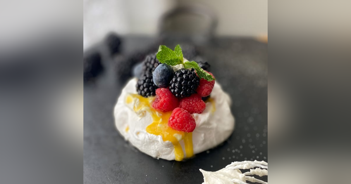 Pavlova with Lemon Curd and Berries Pavlova with Lemon Curd and Berries