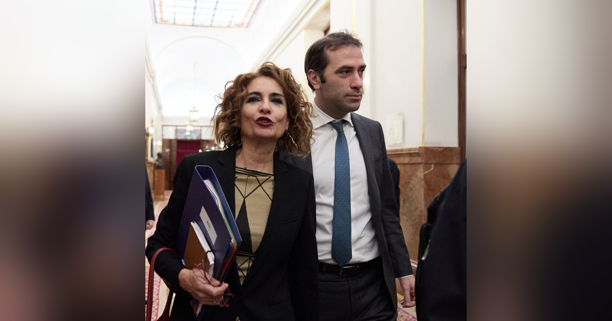 Prensa económica: La ruina de Jaén que quiere tapar Montero: ingresos irreales, deuda descontrolada y "máximo" riesgo Prensa económica: La ruina de Jaén que quiere tapar Montero: ingresos irreales, deuda descontrolada y "máximo" riesgo