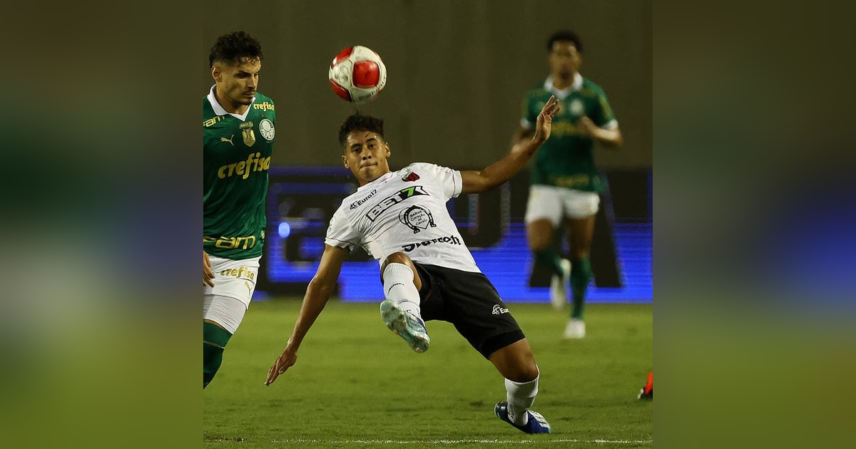 Atuação de Flaco Lopes; estreia de Douglas Costa no Flu; vitória do Vasco diante de poucos torcedores Atuação de Flaco Lopes; estreia de Douglas Costa no Flu; vitória do Vasco diante de poucos torcedores