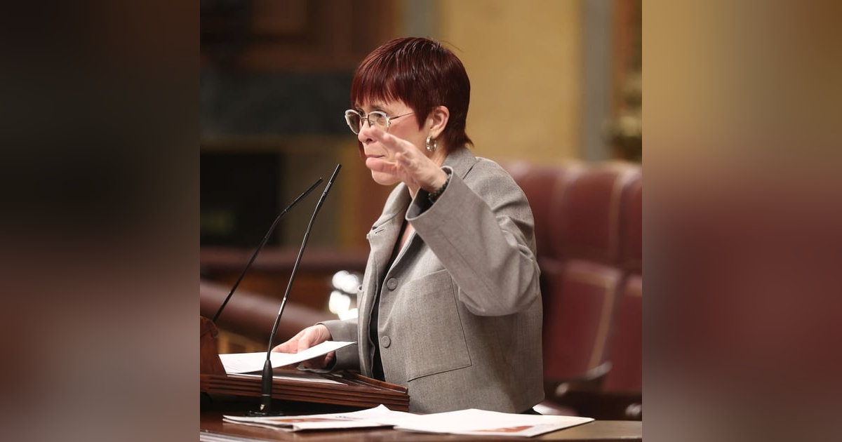 La República de los Tonnntos: Desde el partido de Mónica Oltra comparan a Vox con Hitler por querer prohibir el burka La República de los Tonnntos: Desde el partido de Mónica Oltra comparan a Vox con Hitler por querer prohibir el burka