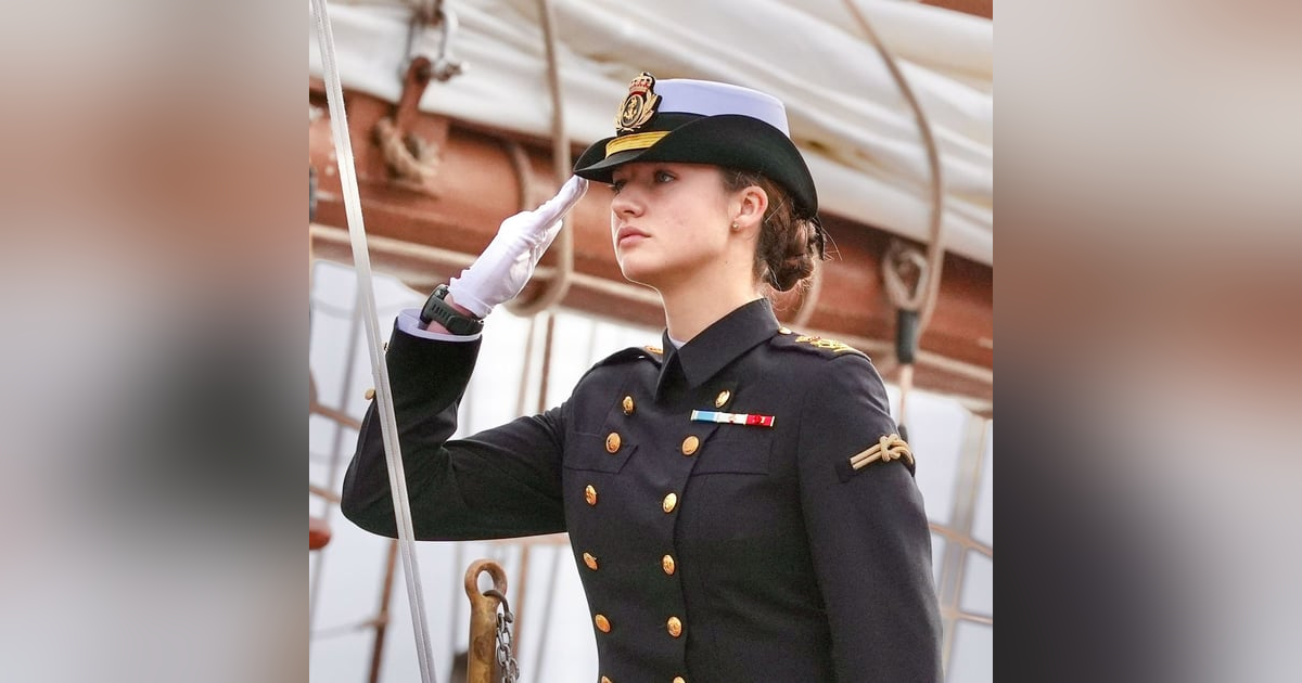 Crónica Rosa: "¿Dónde está mi chica?", la emotiva despedida de Leonor en Cádiz Crónica Rosa: "¿Dónde está mi chica?", la emotiva despedida de Leonor en Cádiz