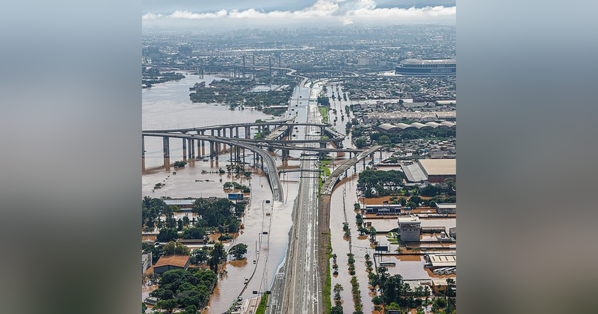 Empresário distribui água potável para a população necessitada no RS Empresário distribui água potável para a população necessitada no RS