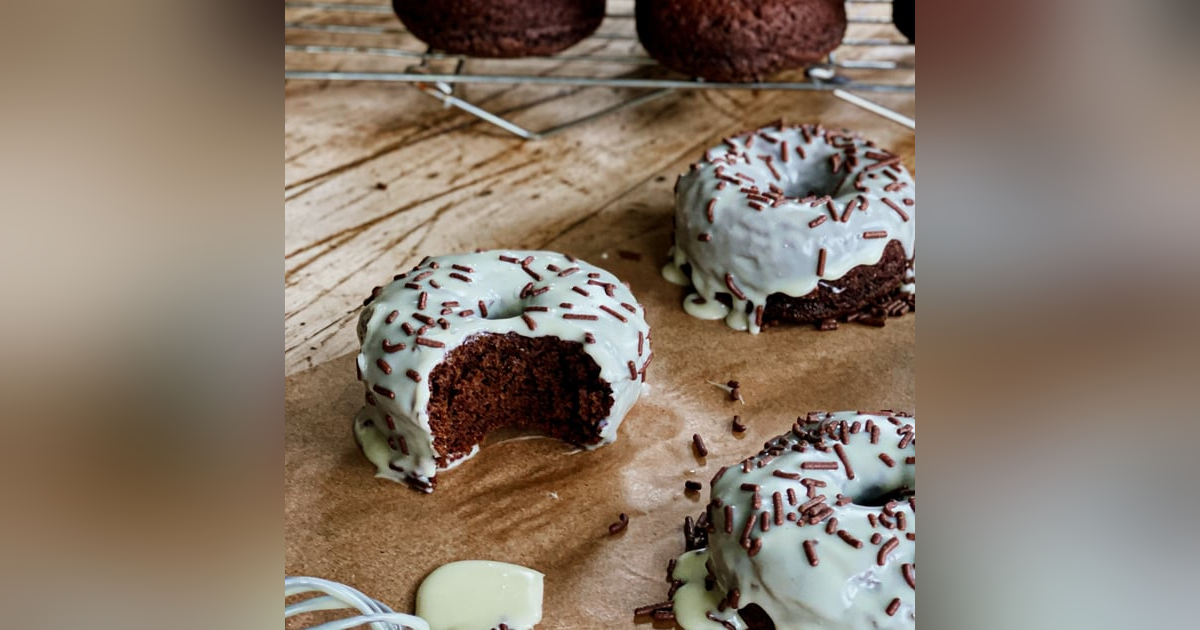 Chocolate Donuts with White Chocolate Ganache Icing Chocolate Donuts with White Chocolate Ganache Icing