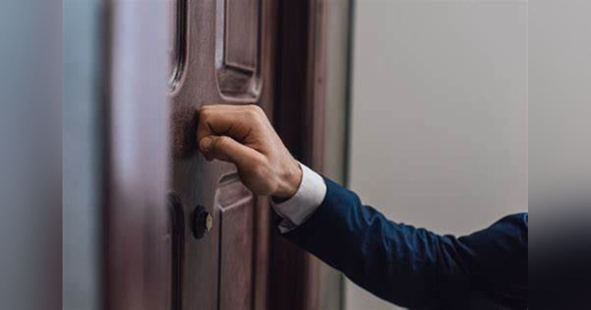 How Should Christians Handle Jehovah's Witnesses and Other False Teachers Coming to Their House + Finishing the Christian Race Well. Reading 2nd John #277 How Should Christians Handle Jehovah's Witnesses and Other False Teachers Coming to Their House + Finishing the Christian Race Well. Reading 2nd John #277