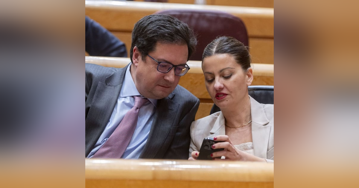 La República de los Tonnntos: Sira Rego ve "inaceptable" la compra de armas pero acepta para no perder el sillón La República de los Tonnntos: Sira Rego ve "inaceptable" la compra de armas pero acepta para no perder el sillón