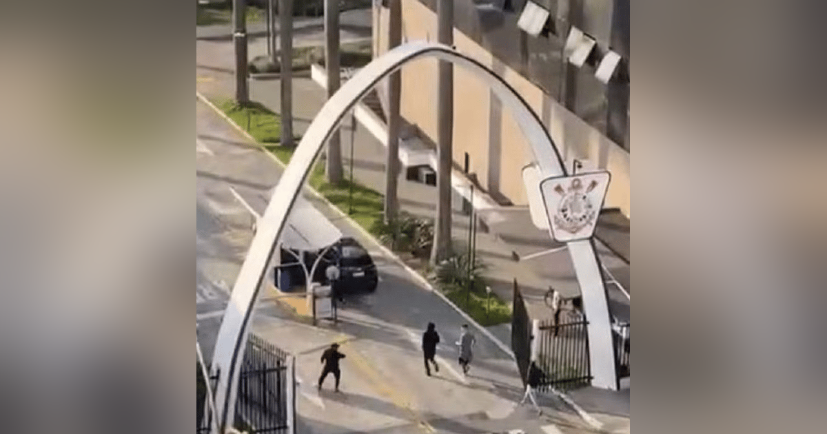 Torcedores do Corinthians invadem sede e CT do clube após empate no Brasileirão Torcedores do Corinthians invadem sede e CT do clube após empate no Brasileirão