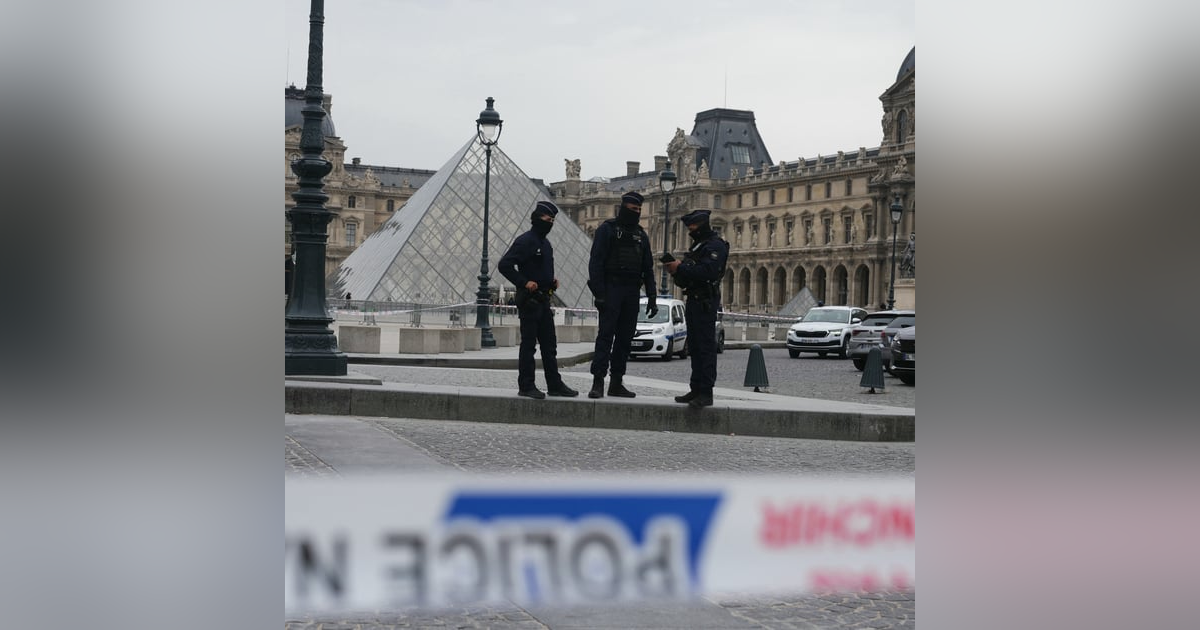 How thieves pulled off the Louvre jewel heist in minutes How thieves pulled off the Louvre jewel heist in minutes