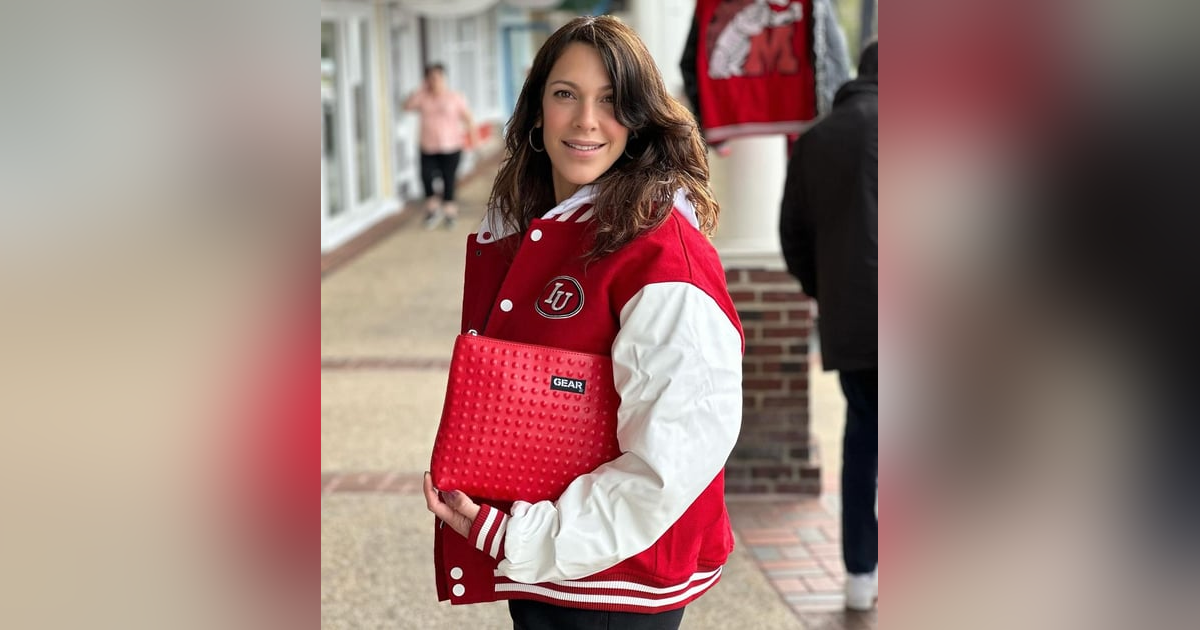 Nostalgia Revival: Donna Lennox's Retro Fashion Journey with GEAR 80 Bags Nostalgia Revival: Donna Lennox's Retro Fashion Journey with GEAR 80 Bags