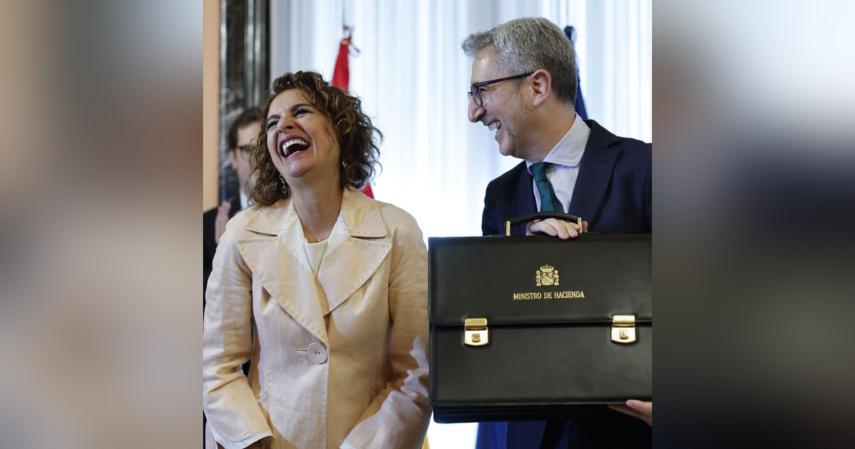 Editorial Luis Herrero: María Jesús Montero traspasa sus carteras a Carlos Cuerpo y Arcadi España Editorial Luis Herrero: María Jesús Montero traspasa sus carteras a Carlos Cuerpo y Arcadi España