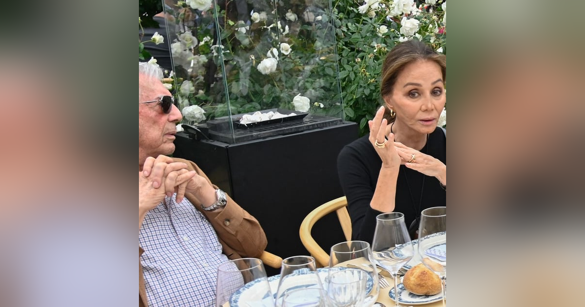 Crónica Rosa: Isabel Preysler, un amor de ida y vuelta en la vida de Vargas Llosa Crónica Rosa: Isabel Preysler, un amor de ida y vuelta en la vida de Vargas Llosa